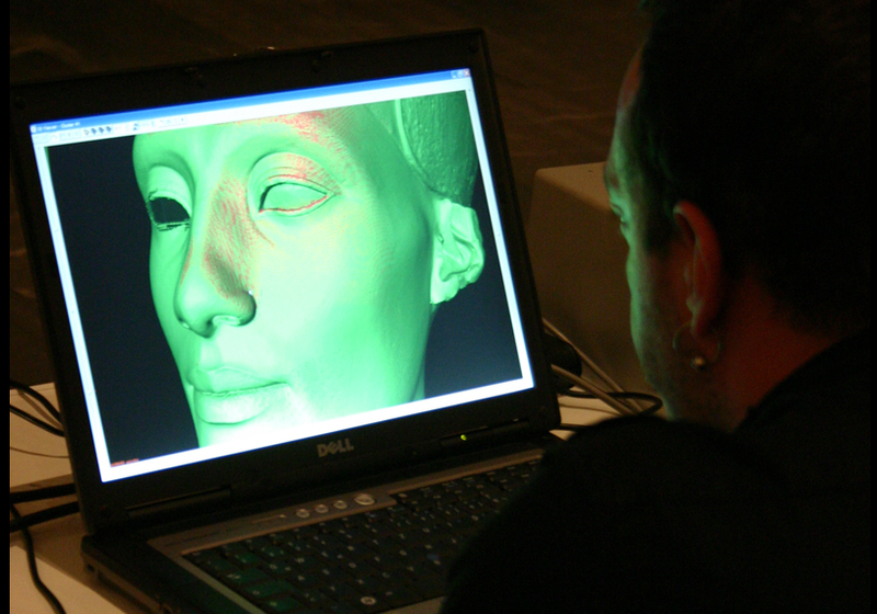 Dos momentos del trabajo de TrigonArt con el busto de Nefertiti. Fotos: TrigonArt